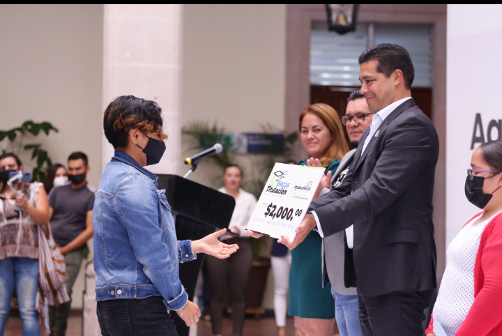 Municipio de Aguascalientes benefició a quinientos universitarios con becas de titulación