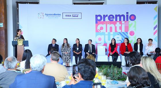 Héroes de la salud reciben reconocimiento por su esfuerzo y año de servicio